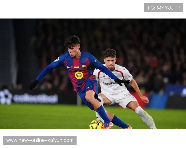 巴萨前场连续进攻,拉菲尼亚迅速插上射门得分 巴萨前场连续进攻,拉菲尼亚迅速插上射门得分