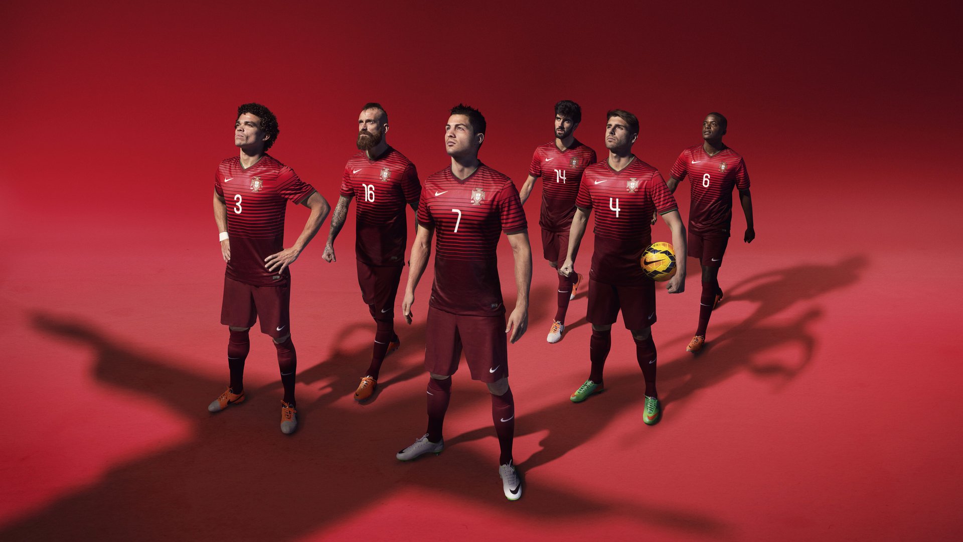 世界杯胜利国脚在欧冠赛前被列队鼓掌欢迎 场面温情